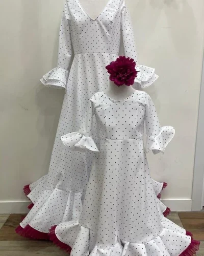 LBF Traje de flamenca Lidia blanco lunar negro lenteja. Talla 6