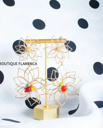 Pendientes flor dorada con perla negra