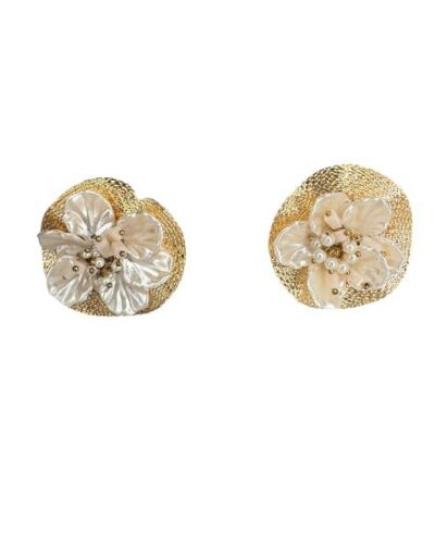Pendientes flor blanca con perlas y base dorada