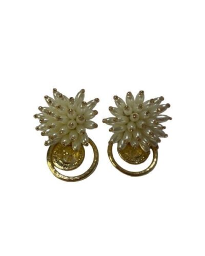 Pendientes artesanales de aro con moneda y piedras blancas